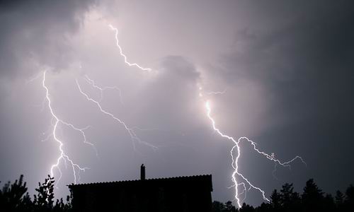 Как вести себя во время грозы?